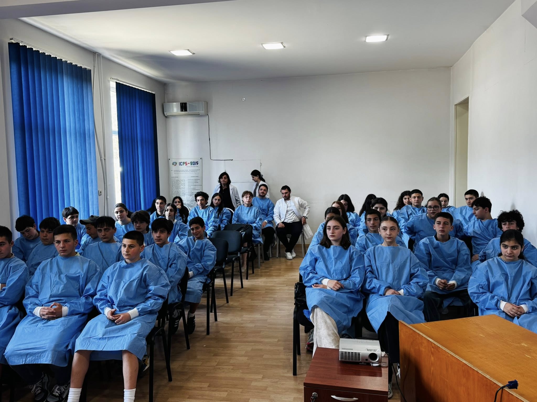 თსსუ-ის იოველ ქუთათელაძის ფარმაკოქიმიის ინსტიტუტმა თბილისის N8 საჯარო სკოლის VIII და IX კლასის მოსწავლეებს უმასპინძლა