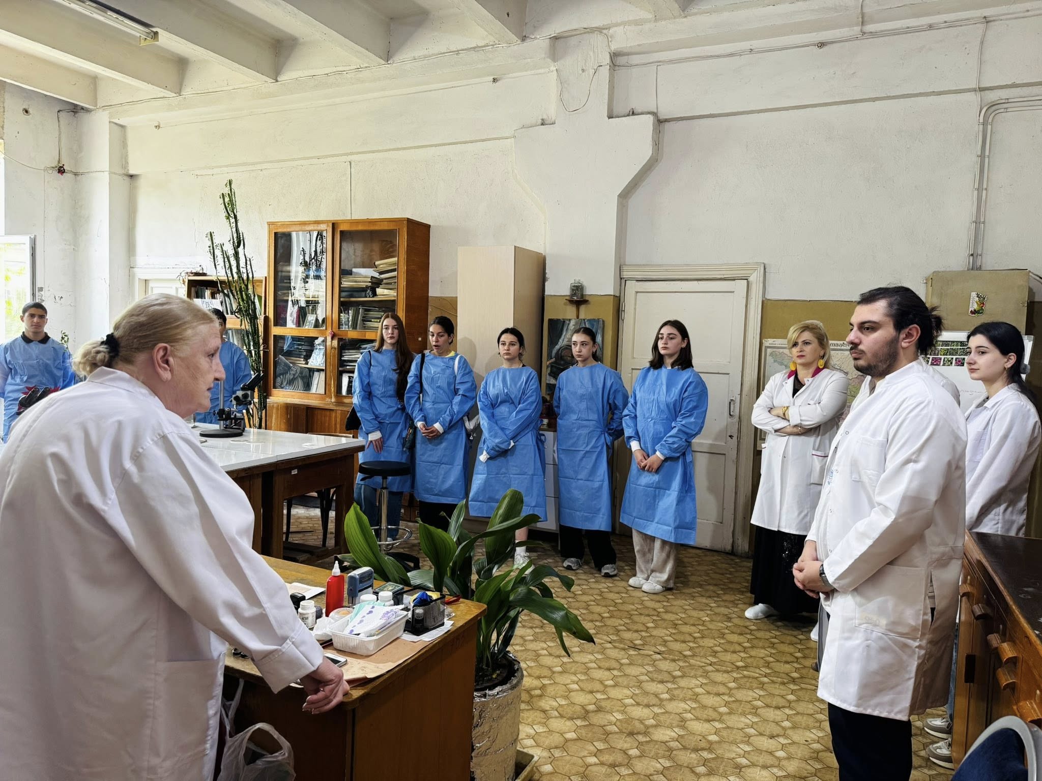 თსსუ-ის იოველ ქუთათელაძის ფარმაკოქიმიის ინსტიტუტმა თბილისის N8 საჯარო სკოლის VIII და IX კლასის მოსწავლეებს უმასპინძლა