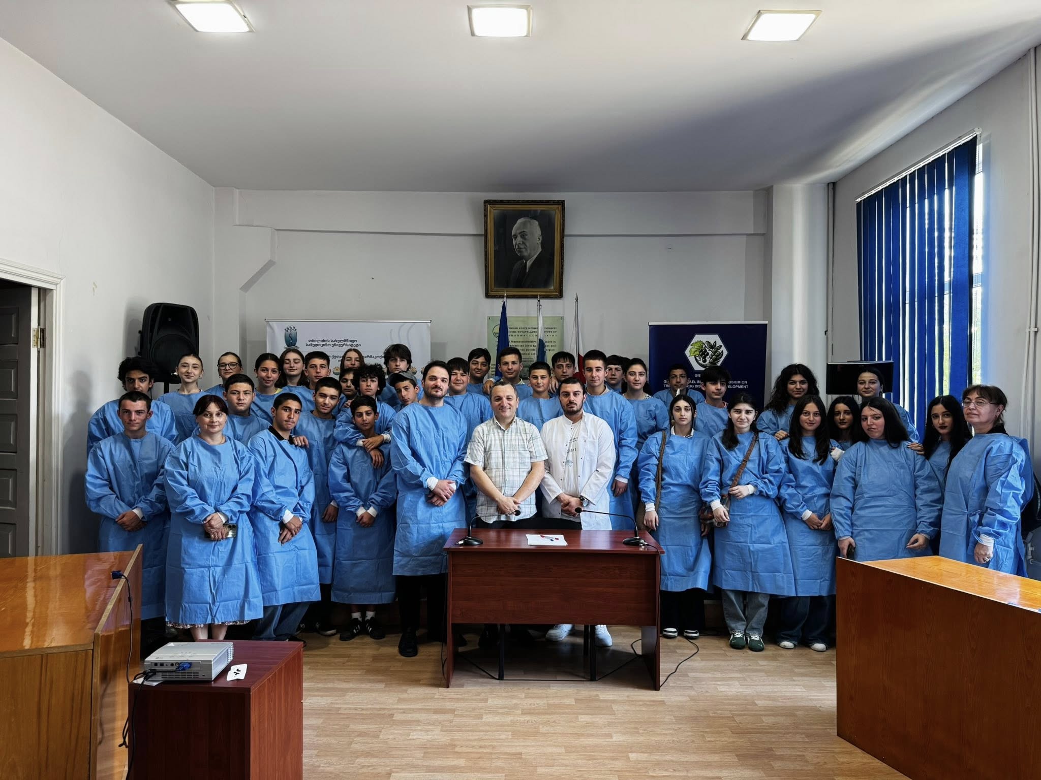 თსსუ-ის იოველ ქუთათელაძის ფარმაკოქიმიის ინსტიტუტმა თბილისის N8 საჯარო სკოლის VIII და IX კლასის მოსწავლეებს უმასპინძლა