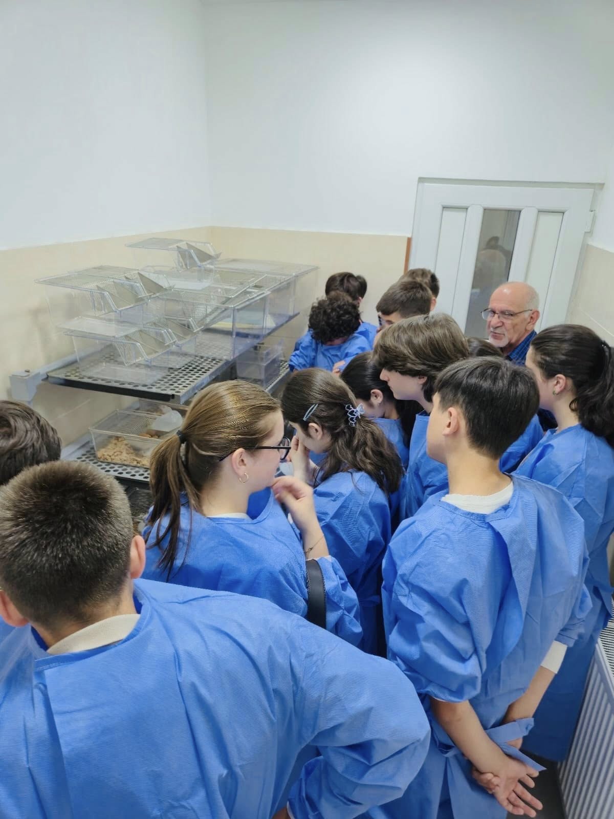 თსსუ-ის იოველ ქუთათელაძის ფარმაკოქიმიის ინსტიტუტმა თბილისის N8 საჯარო სკოლის VIII და IX კლასის მოსწავლეებს უმასპინძლა