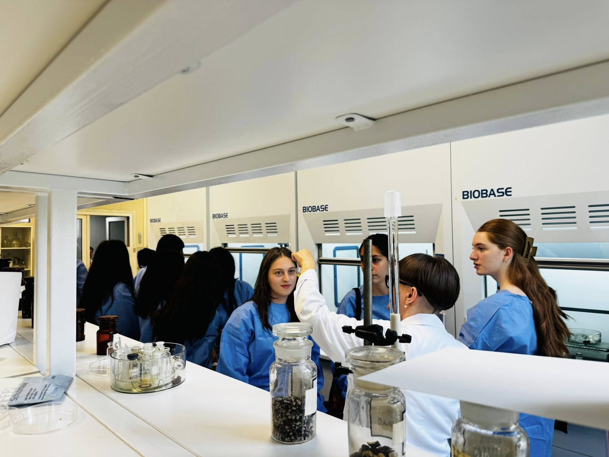 თსსუ-ის იოველ ქუთათელაძის ფარმაკოქიმიის ინსტიტუტმა თბილისის N8 საჯარო სკოლის VIII და IX კლასის მოსწავლეებს უმასპინძლა