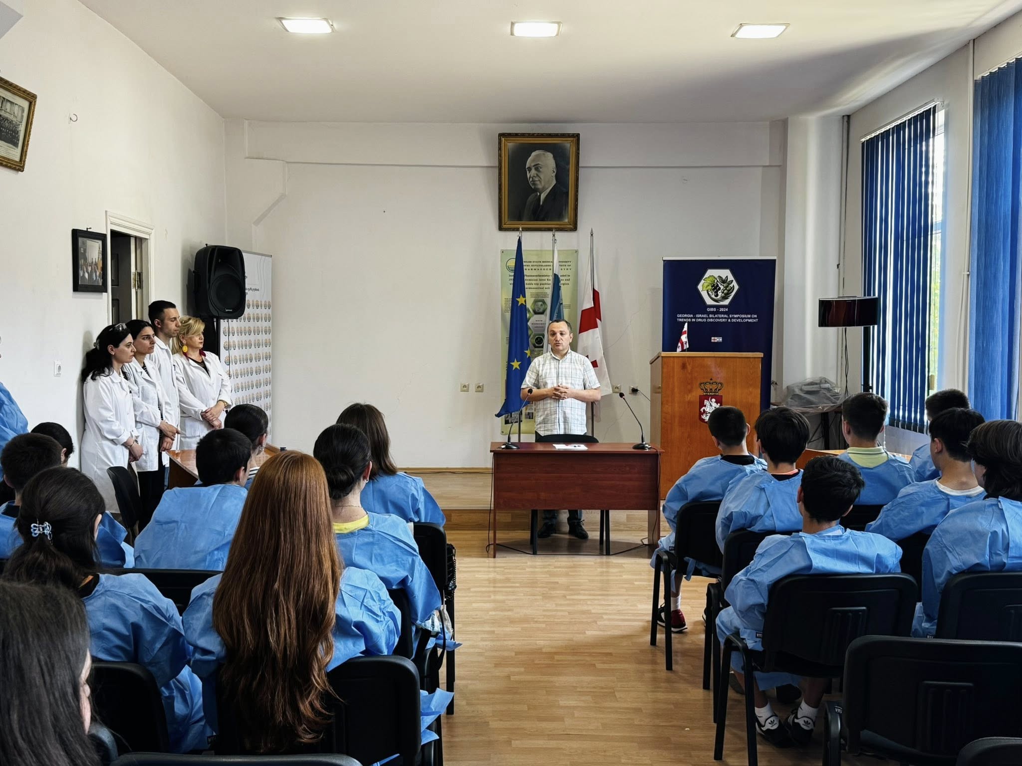 თსსუ-ის იოველ ქუთათელაძის ფარმაკოქიმიის ინსტიტუტმა თბილისის N8 საჯარო სკოლის VIII და IX კლასის მოსწავლეებს უმასპინძლა