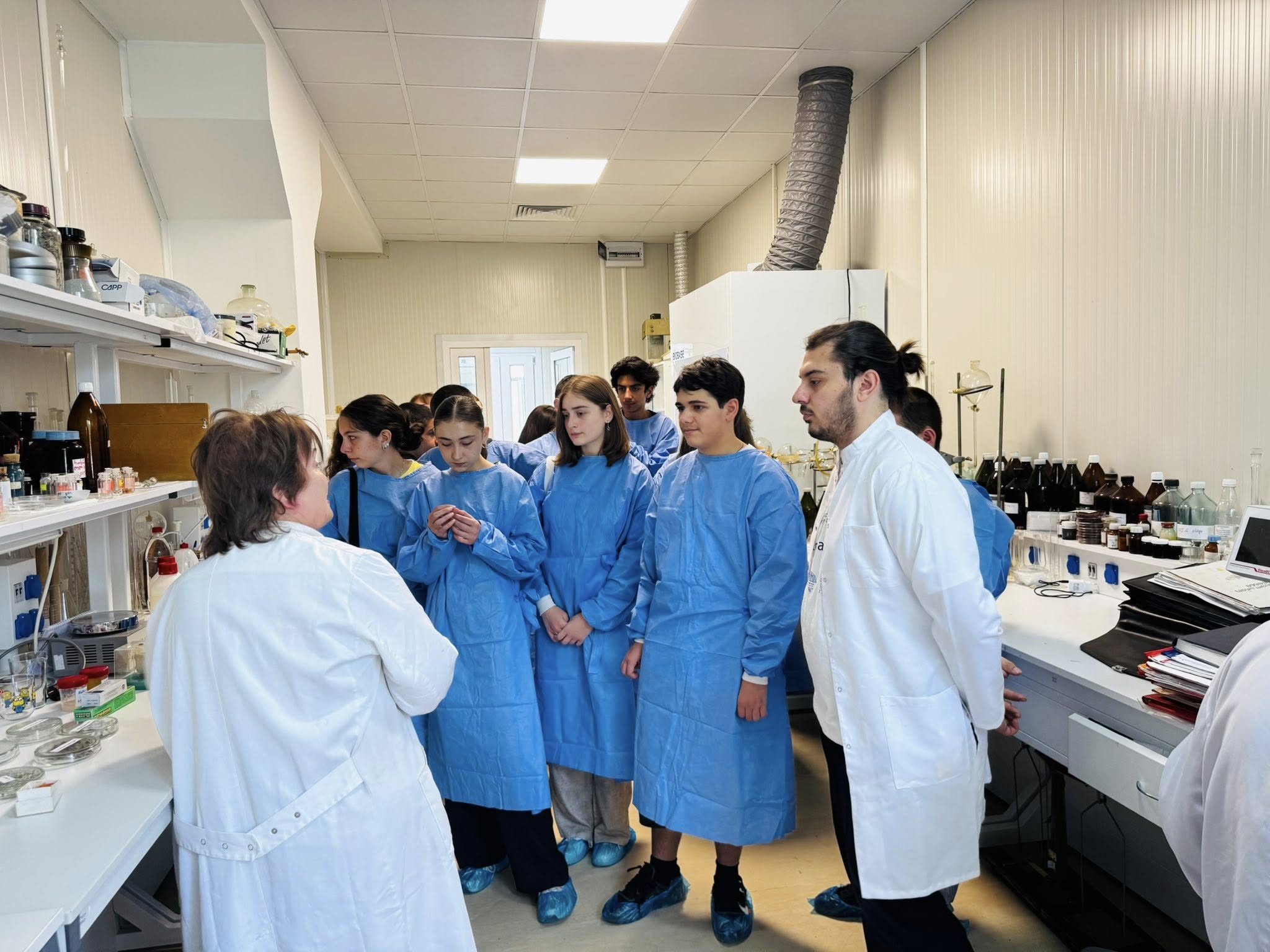 თსსუ-ის იოველ ქუთათელაძის ფარმაკოქიმიის ინსტიტუტმა თბილისის N8 საჯარო სკოლის VIII და IX კლასის მოსწავლეებს უმასპინძლა