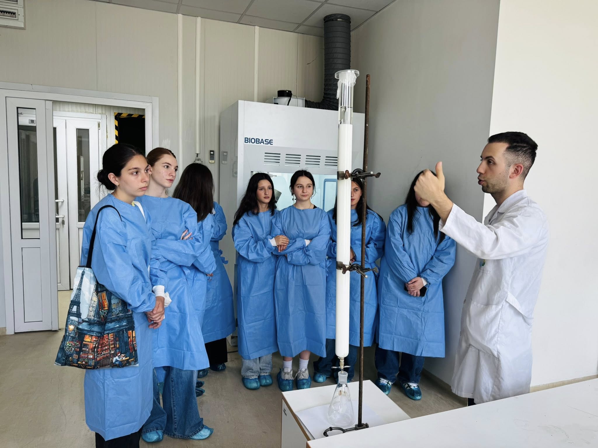 თსსუ-ის იოველ ქუთათელაძის ფარმაკოქიმიის ინსტიტუტმა თბილისის N8 საჯარო სკოლის VIII და IX კლასის მოსწავლეებს უმასპინძლა